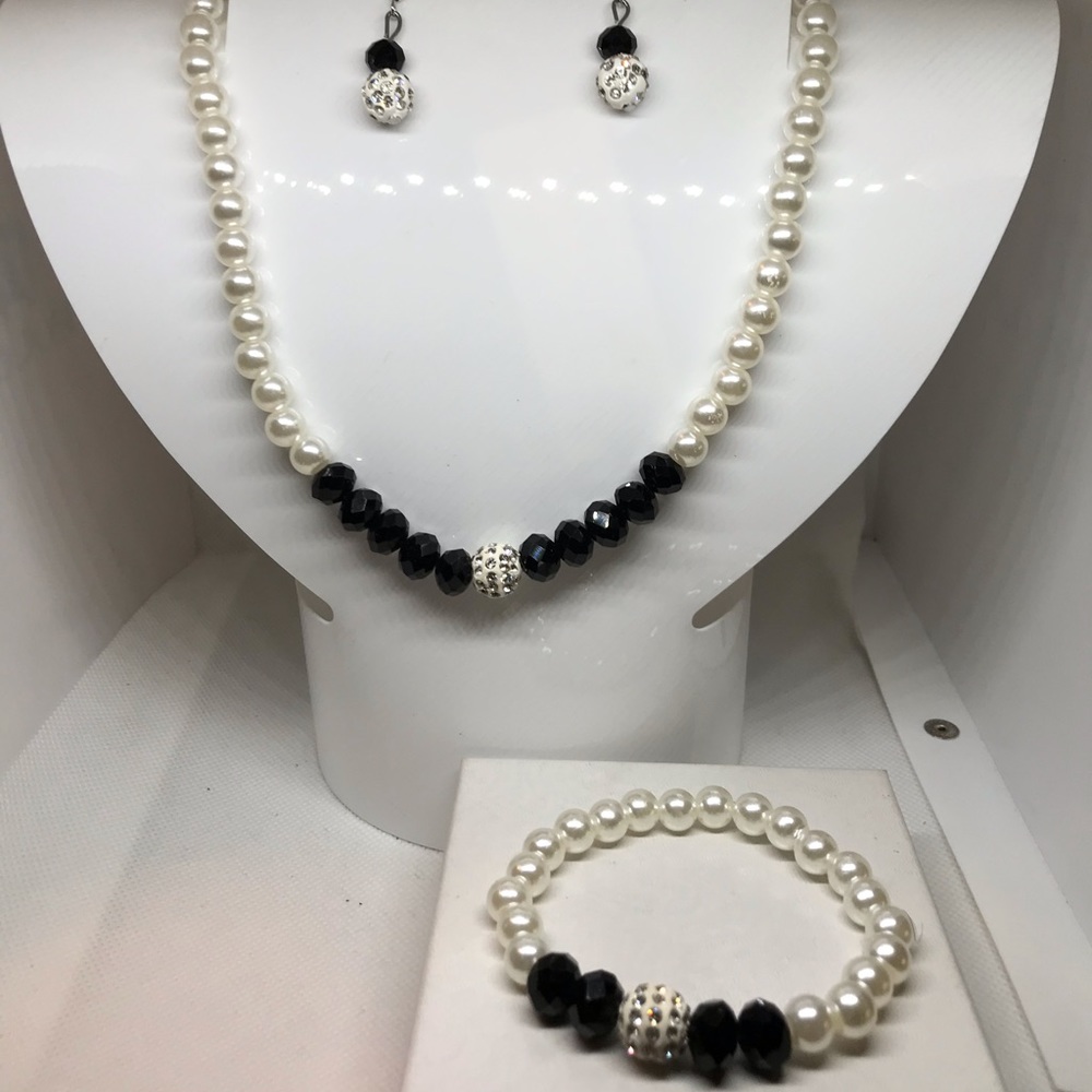 Beautiful Pearl Necklace Set